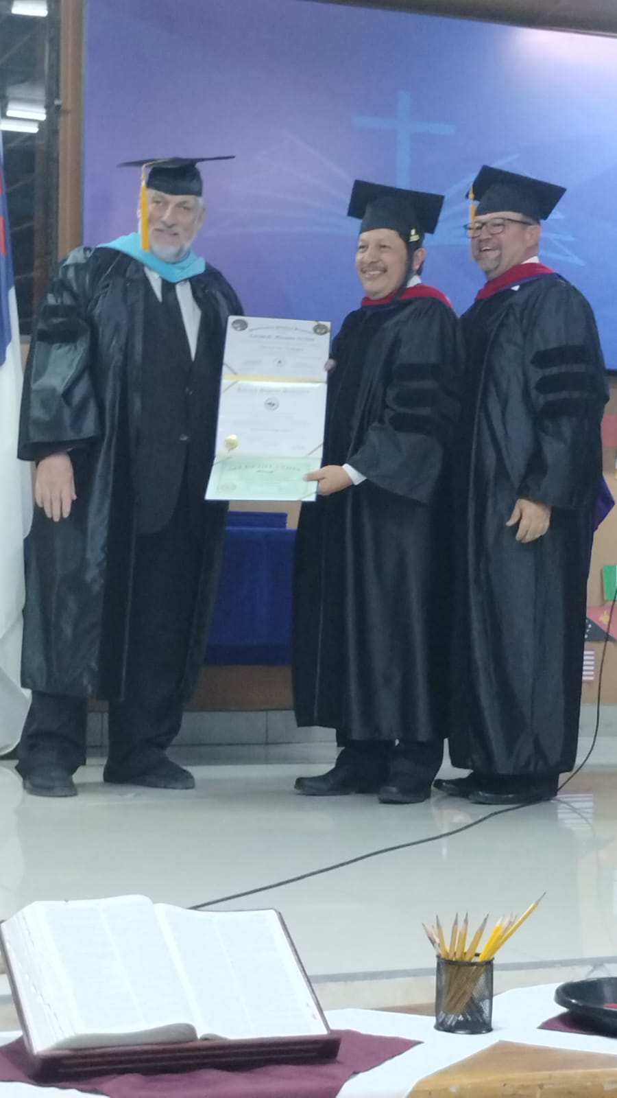 Entrega de diploma de graduación