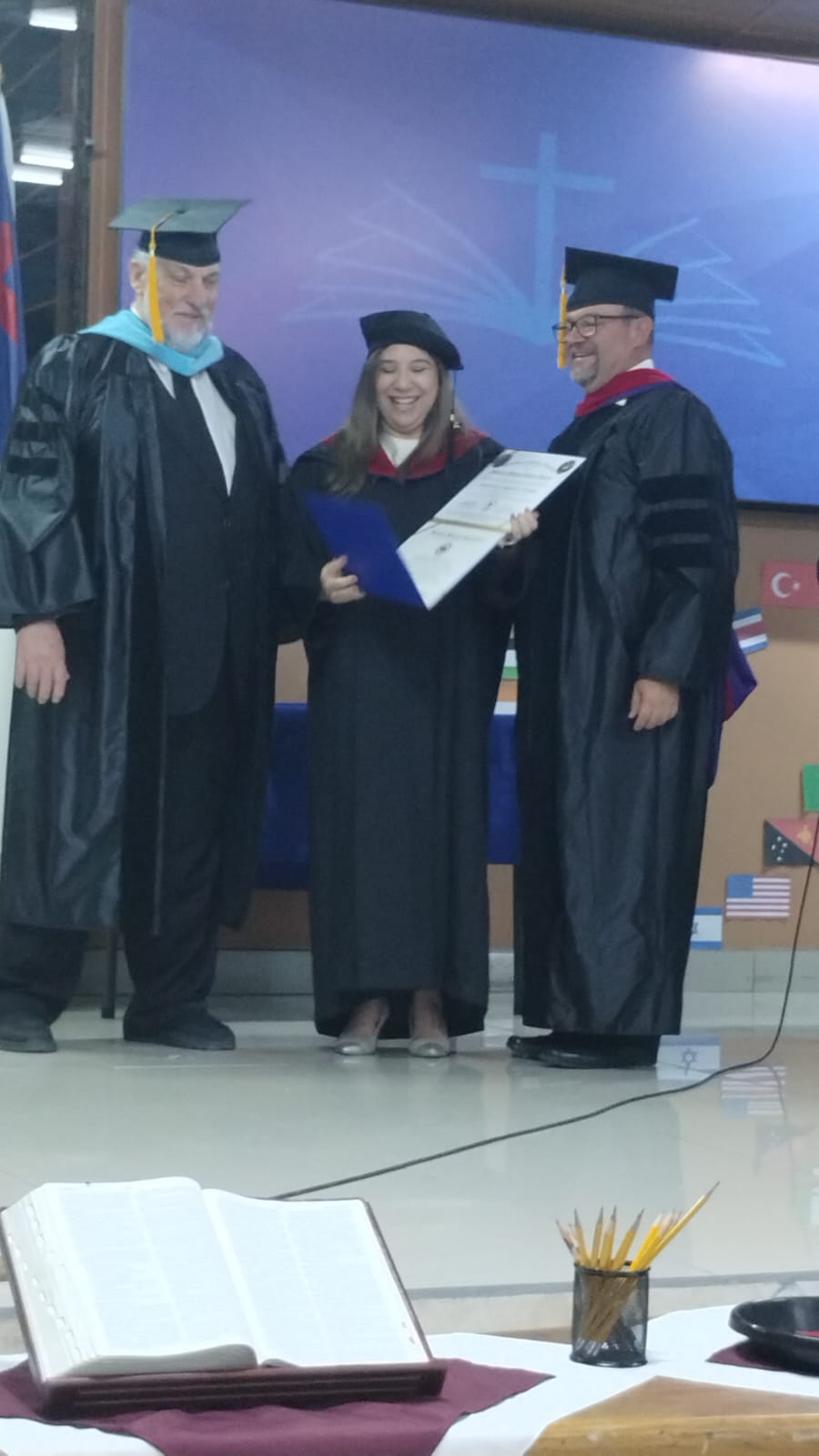 Graduada recibiendo su diploma