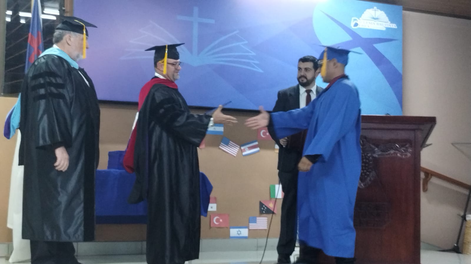 Entrega de diploma en ceremonia