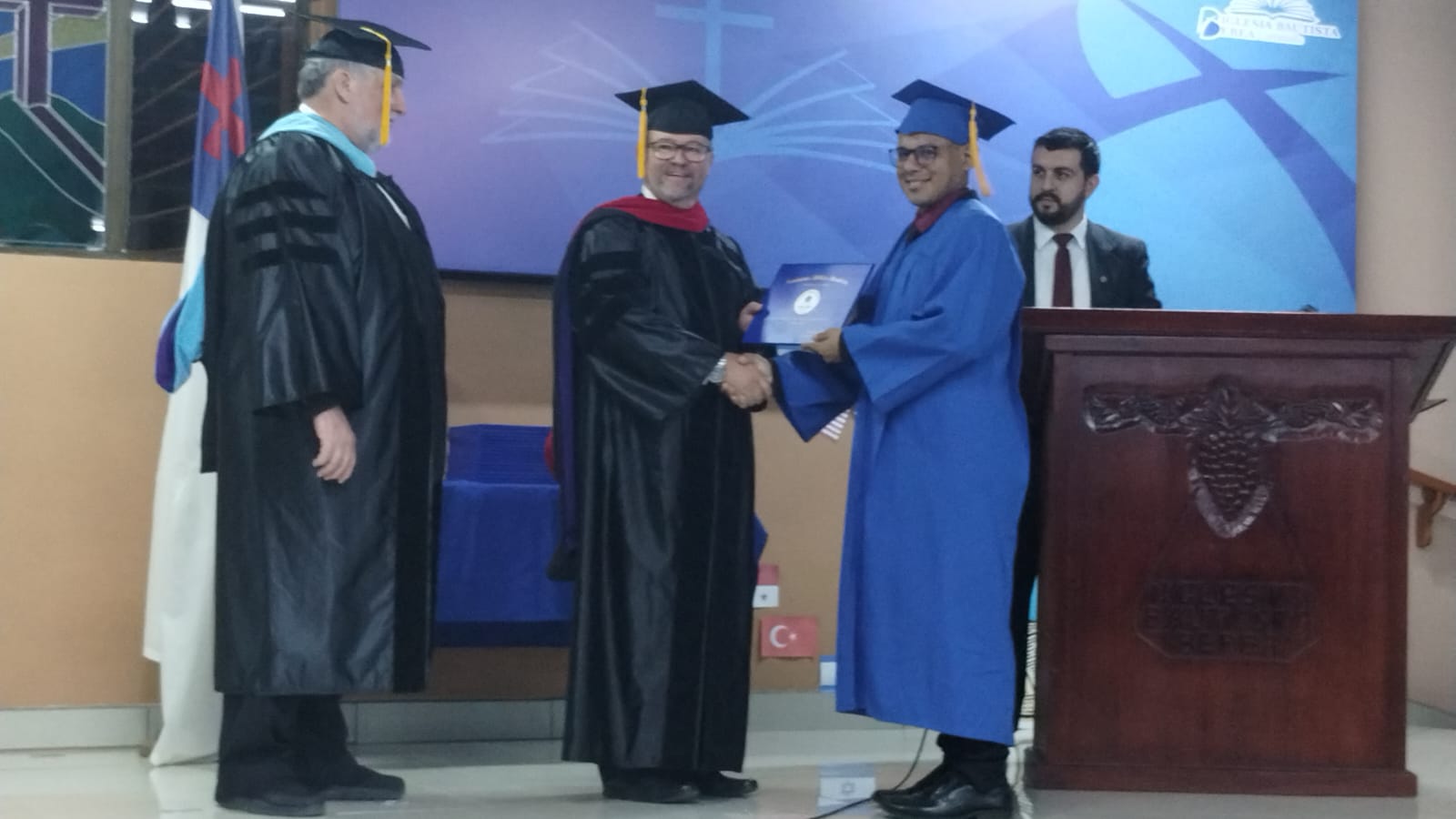 Entrega de diploma con apretón de manos