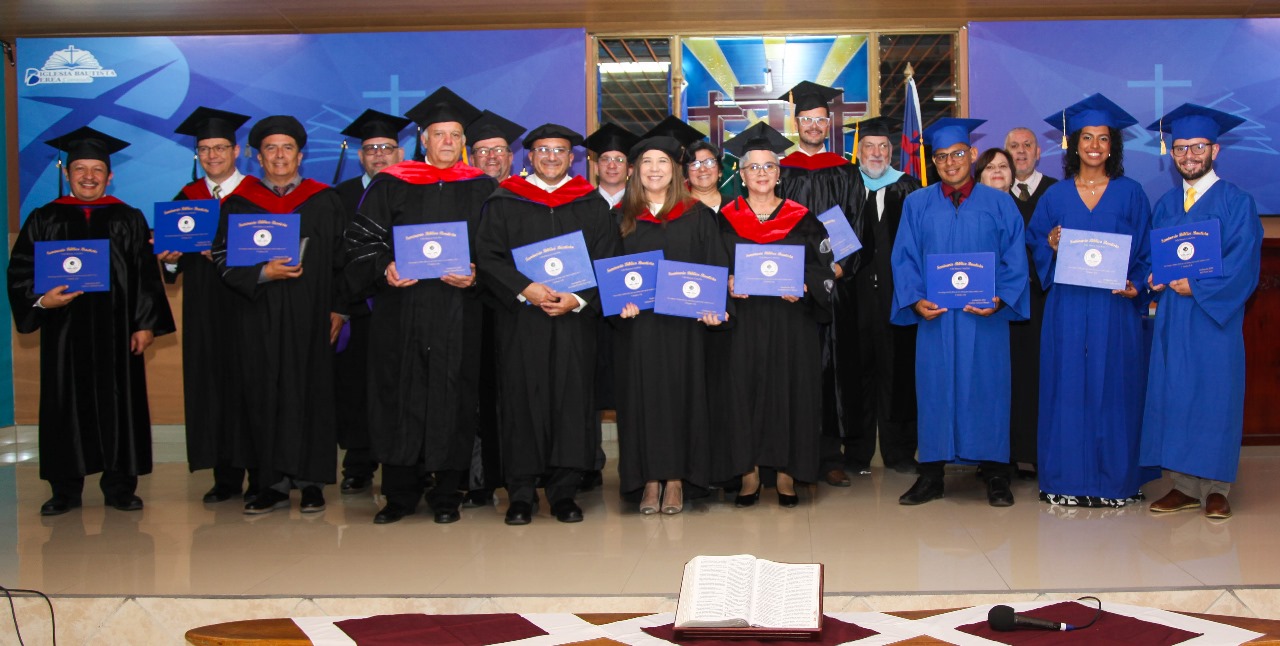 Foto grupal de graduandos con diplomas