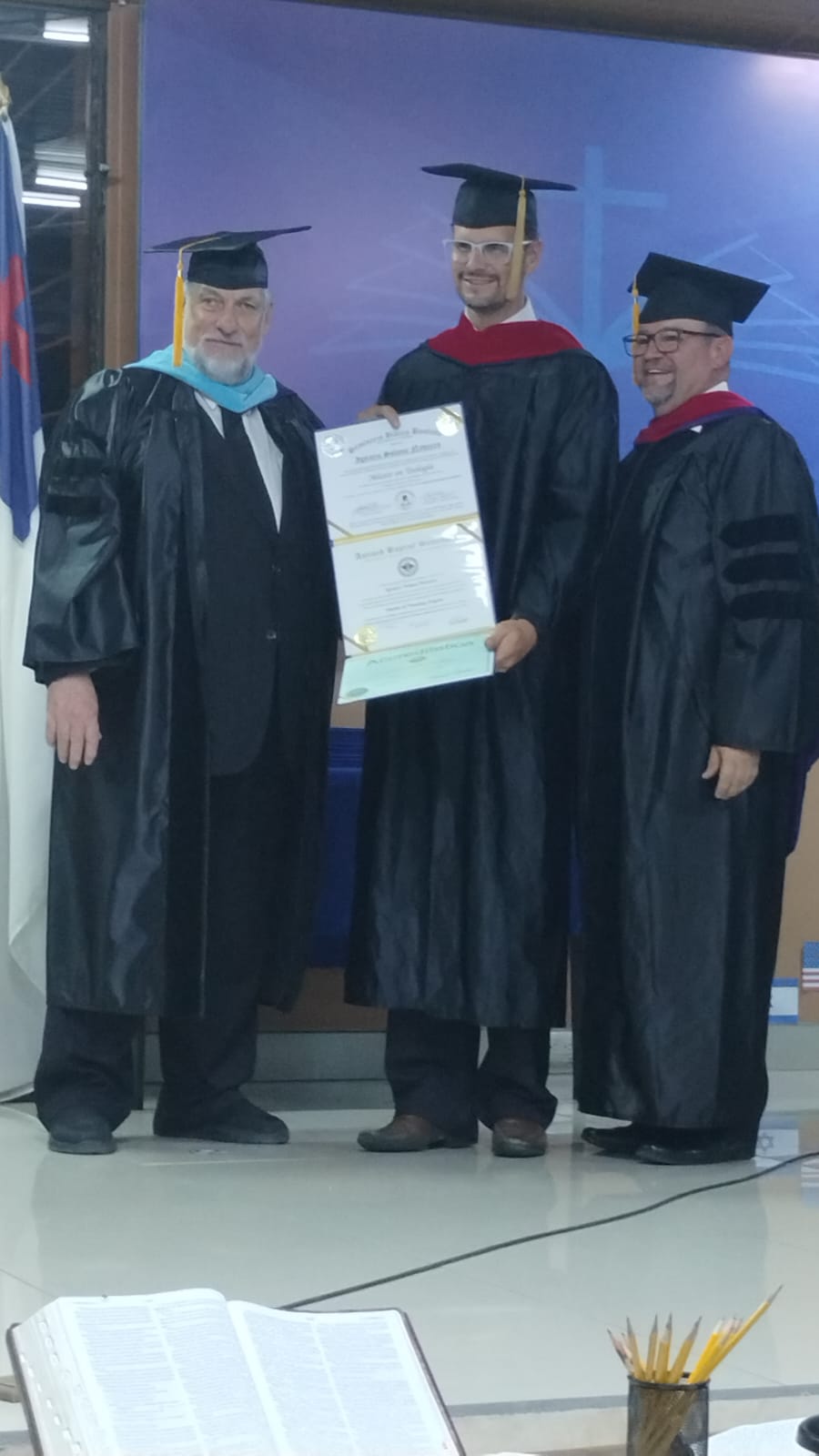 Graduado con su diploma