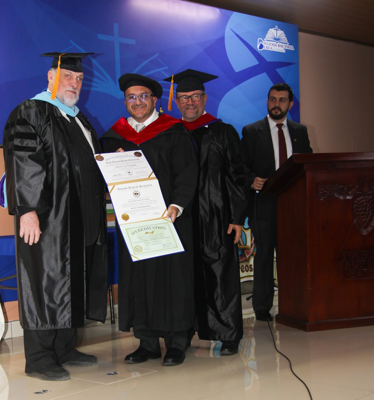 Máster en Teología recibiendo diploma