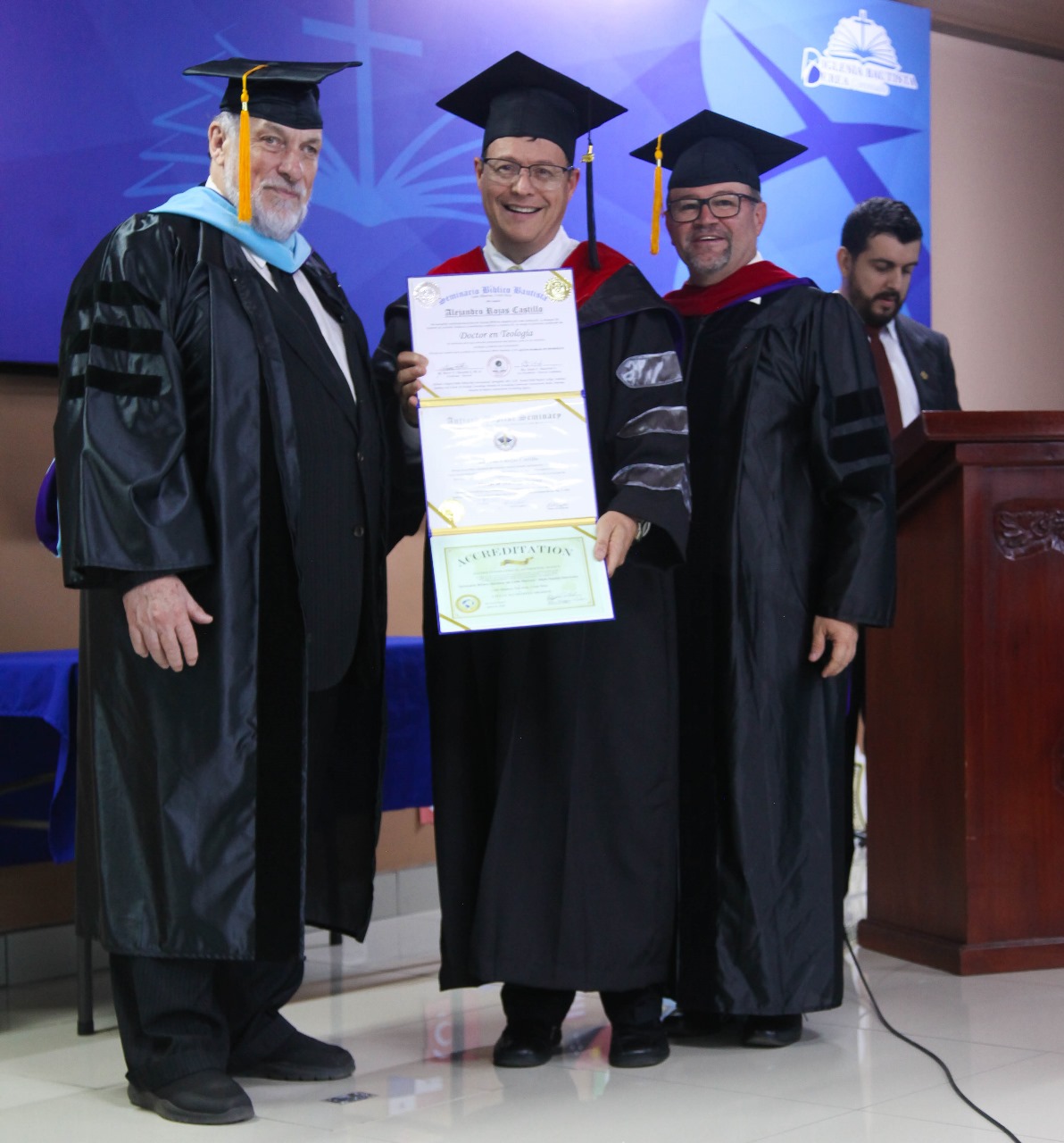 Doctor en Teología recibiendo diploma