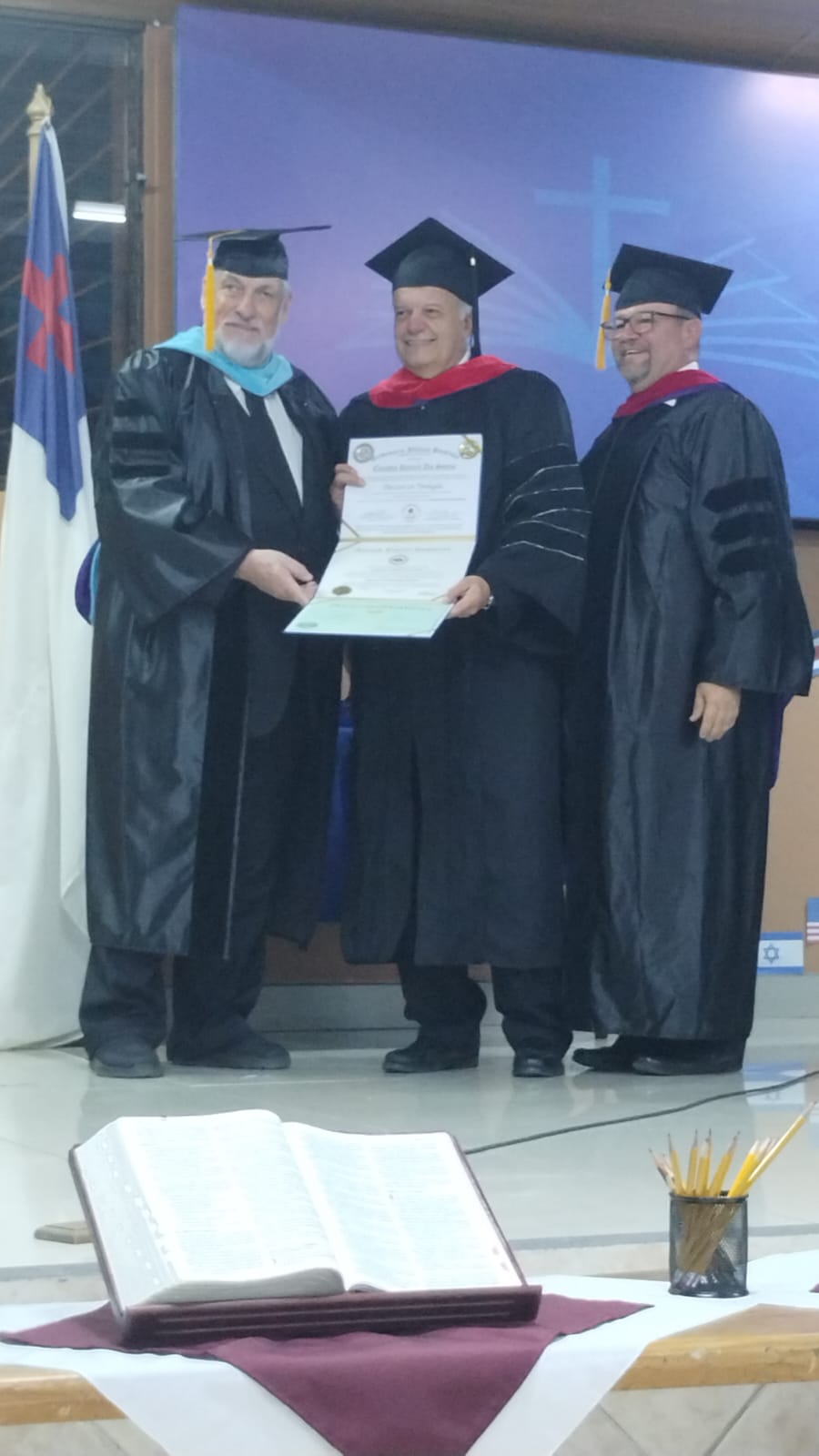 Graduado recibiendo su diploma