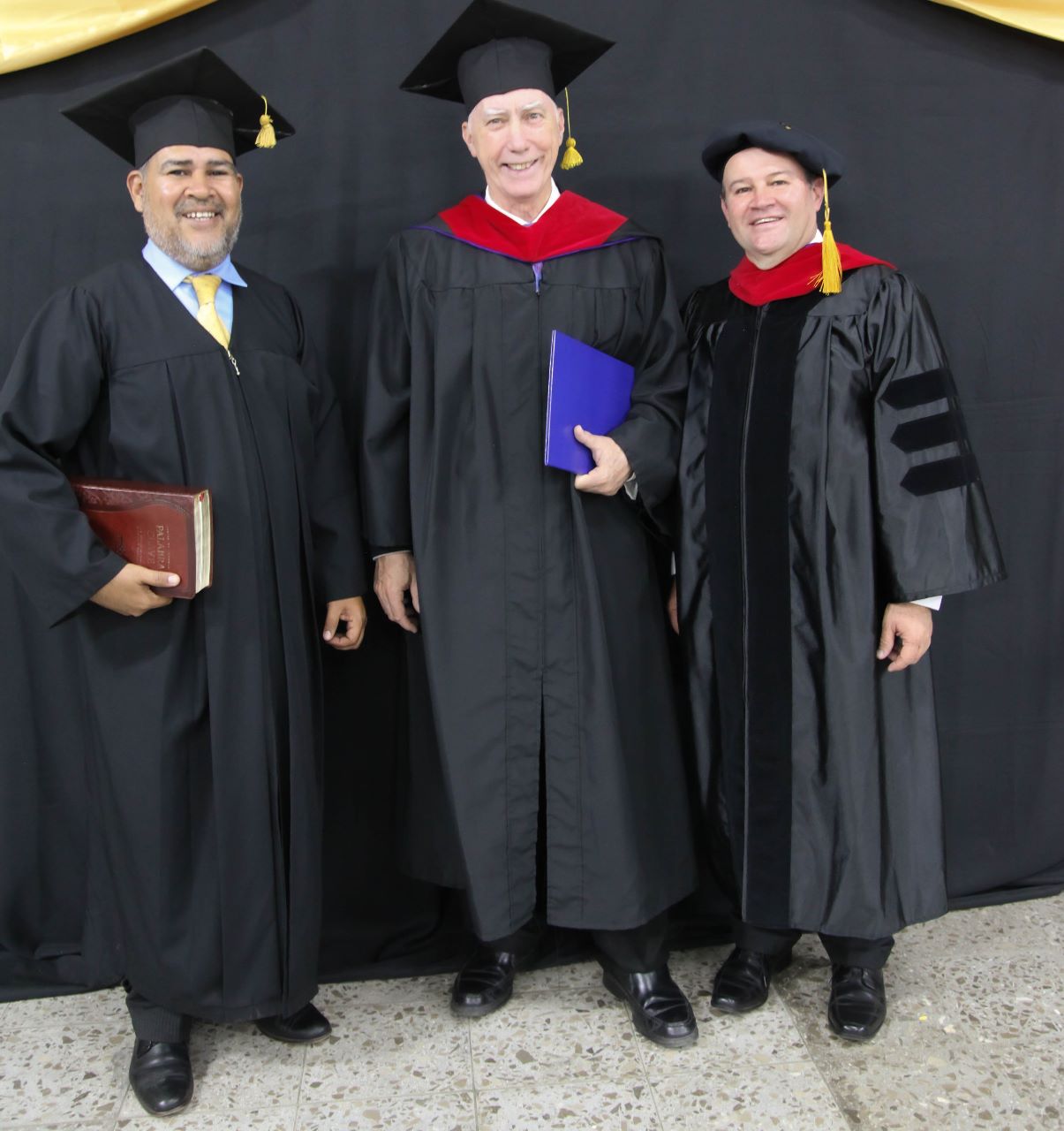 Profesores en ceremonia de graduación