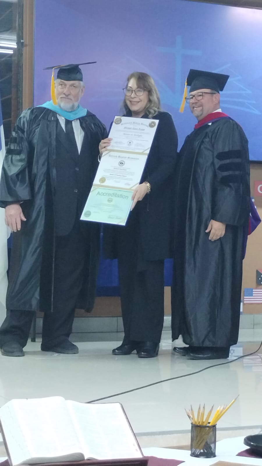 Graduada recibiendo acreditación