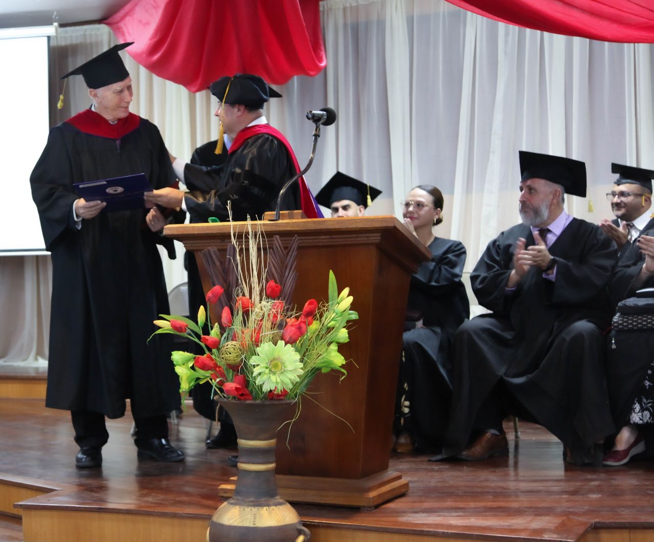 Entrega de diploma en el púlpito